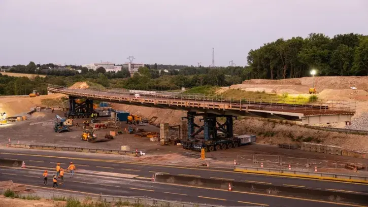 La charpente du viaduc Est avant le début de l'opération, mardi 13 juin 2023. La structure fait 106 m de long, 14 m de large et 750 tonnes. Elle permettra de relier les périphériques est et nord © Jean-Félix Fayolle.