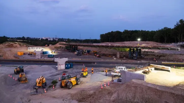 L'opération consiste à venir positionner la charpente sur ses appuis © Jean-Félix Fayolle.