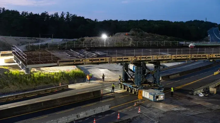 Deux remorques modulaires autopropulsées, dotées de 48 roues chacune, viennent déposer la charpente du viaduc sur les piles et les culées © Jean-Félix Fayolle.
