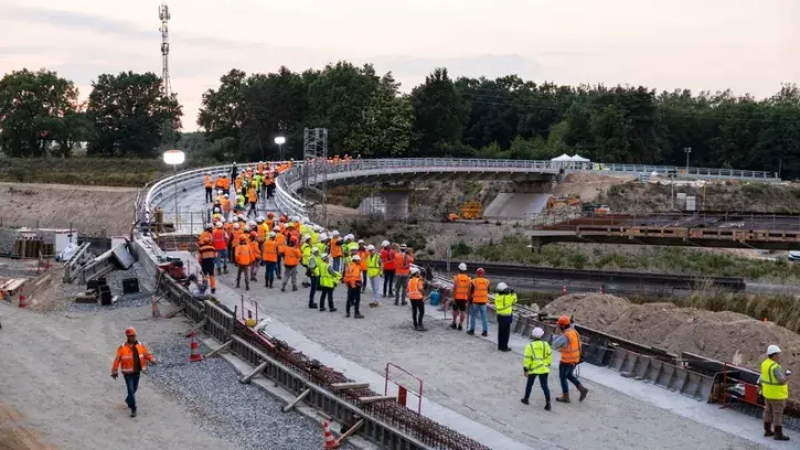 Les équipes observent la manœuvre depuis le viaduc Ouest, lancé début 2023 © Jean-Félix Fayolle.