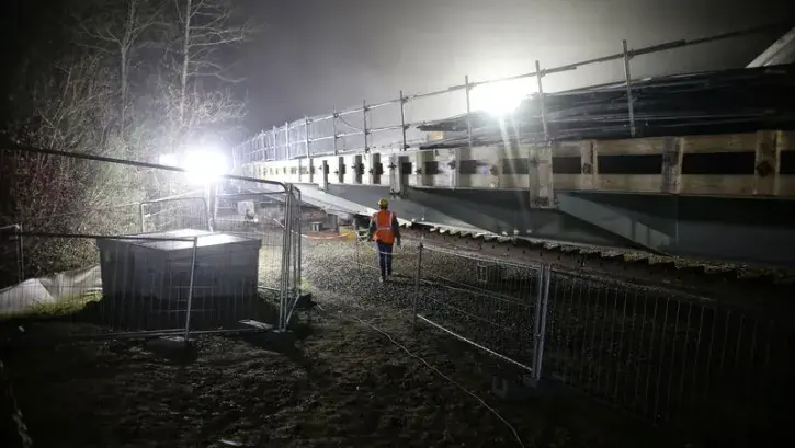 Deux vérins sont positionnés sur une crémaillère et permettent de faire avancer peu à peu la charpente du viaduc.