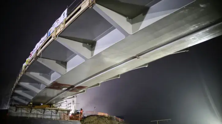 En quatre nuits, les équipes de Vinci Autoroutes auront fait franchir à l'énorme charpente métallique du viaduc Ouest le périphérique nantais. © Romain Boulanger