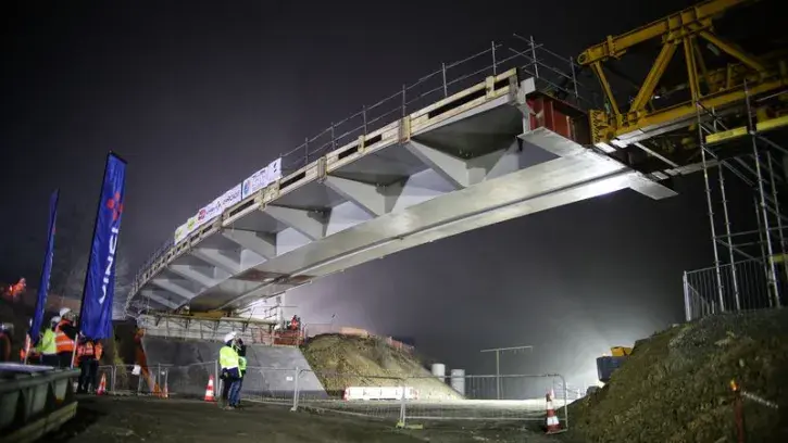 Un avant-bec métallique de 30 m de long est fixé à l'avant de la charpente. Il permet de limiter les contraintes de lançage de la charpente et d'assurer son accostage sur les appuis du viaduc.