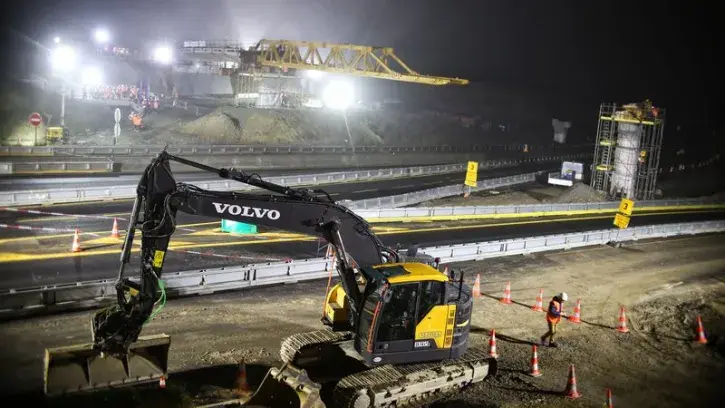 La charpente du viaduc pèse 520 tonnes. Elle est « lancée » au-dessus du périphérique à raison de 8 à 9 m par heure.