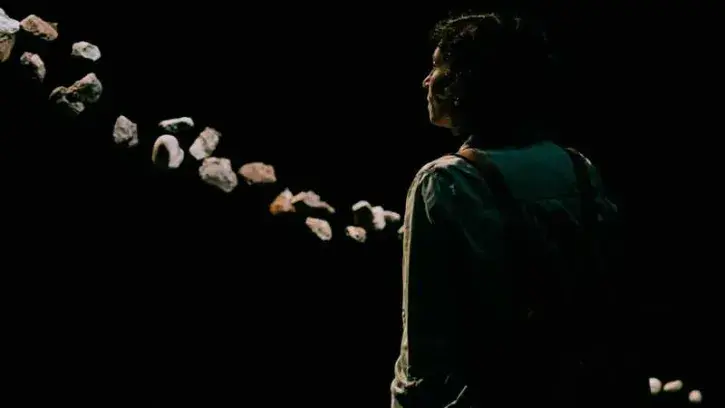 "Flux" de Clément Édouard et Pierce Warneck, une installation composée de roches suspendues mises en mouvement © Joana Magalhaes – Prisma.