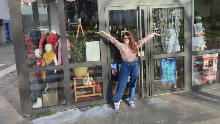 Agathe Violain devant la boutique de la Trocquerie ©La Trocquerie