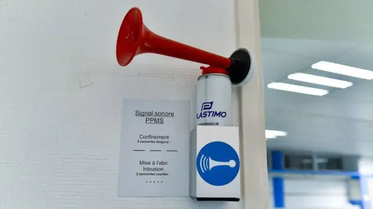 Une trompe d'alerte signal sonore confinement et intrusion à l'école Sully. © Stéphan Ménoret