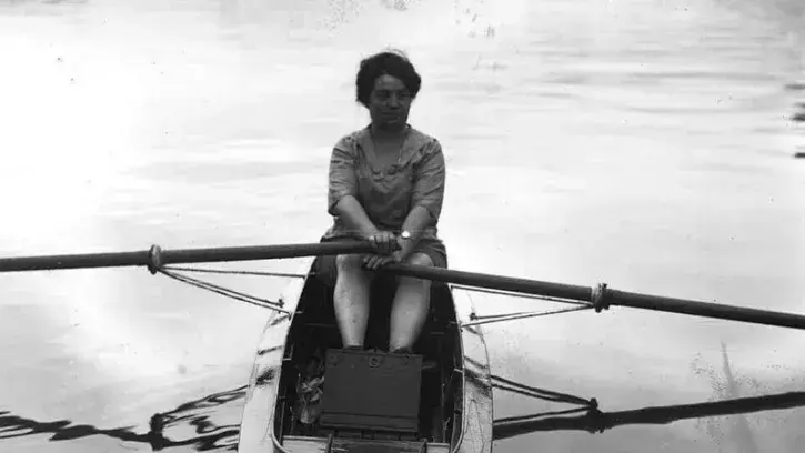Alice Milliat pratiquant l'aviron ©Agence Roi, Bibliothèque Nationale de France