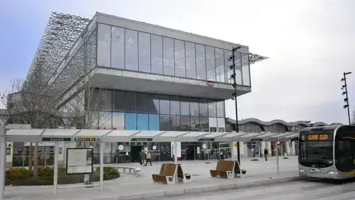 Juste en face de la gare, une station unique permet d'emprunter les lignes C2 et C3, la ligne 54, ou encore la ligne 5 de busway. © Rodolphe Delaroque pour Nantes Métropole