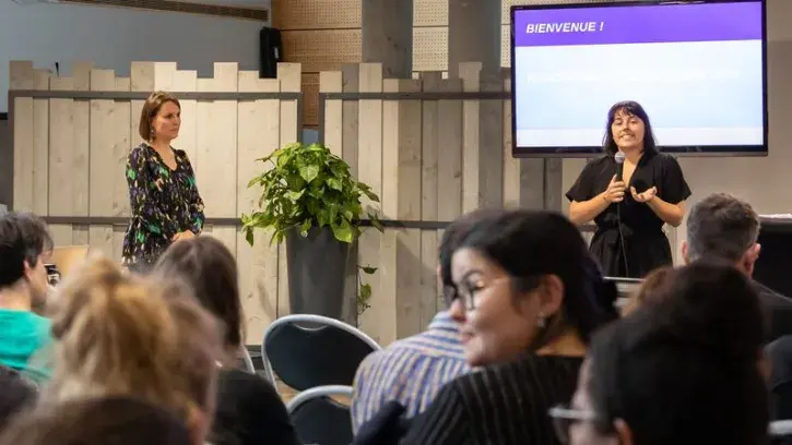 Mahaut Bertu, adjointe à l'Égalité, présente le programme des Assises ©Céline Jacq