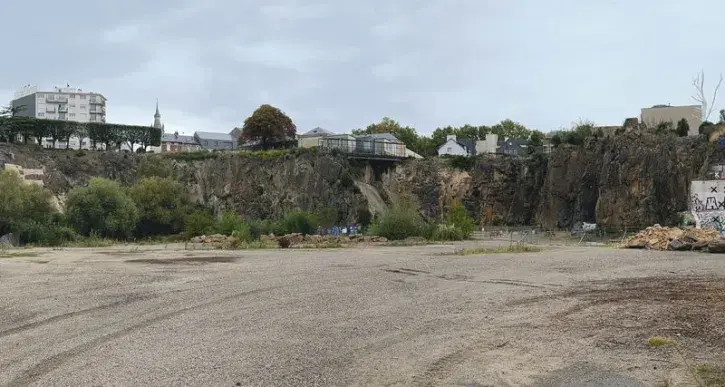 À l'est de la carrière Miséry, 1,2 hectare de cet ancien site industriel artificialisé sera désimperméabilisé. © Romain Boulanger
