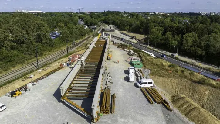 Le pont, qui sera poussé sur ses piles au mois d'août, est en cours de montage au plus près de son site de lancement.  © Valéry Joncheray
