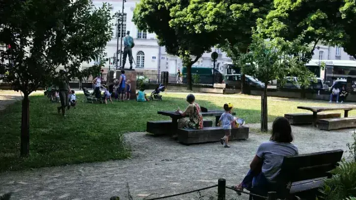 Les bancs du square Halgan, près de l'hôte de ville de Nantes. © Romain Boulanger