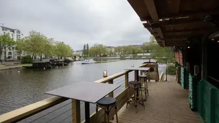Le Bateau-Lavoir rouvre ses portes après cinq mois de travaux. Philippe Brémond, gestionnaire depuis 2019, a fait appel à François Delarozière et la compagnie La Machine pour redessiner les lieux. © Ludovic Failler
