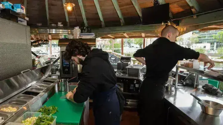 L'intérieur a également bénéficié d'un coup de jeune. Un îlot central a été aménagé pour la cuisine. Le Bateau-Lavoir propose une nouvelle offre de restauration avec de la street food le midi et des assiettes à partager le soir. © Ludovic Failler