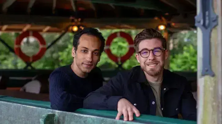 La carte a été imaginée avec Mathieu Pérou (ici à droite), le chef étoilé du Manoir de la Régate. Parmi les spécialités au menu, un « hot dog de la Loire » avec… du silure ! © Ludovic Failler