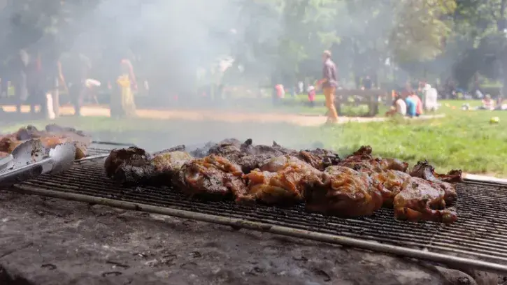 Les barbecues en libre service sont prisés des Nantaises et des Nantais les beaux jours venus comme ici au Crapa de Beaulieu, quartier île de Nantes © Rodolphe Delaroque – Nantes Métropole