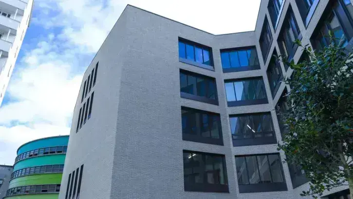 Le bâtiment est situé Rue Biasse, au cœur du campus centre-Loire