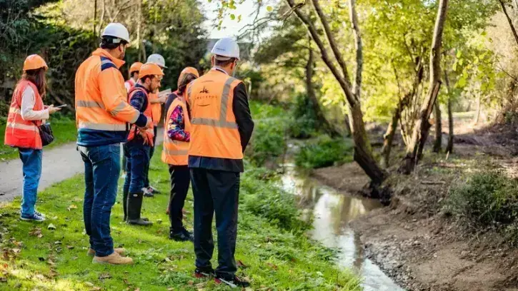 La Métropole investit 5,7 M€ jusqu'en 2026 pour restaurer trois affluents de l'Erdre. Ici, les travaux de restauration du Charbonneau, à Carquefou. © Garance Wester pour Nantes Métropole