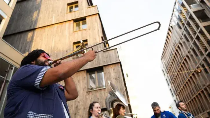 Le bloc A, premier a été inauguré en fanfare jeudi 17 octobre, à l'angle de la rue des Marchandises, la rue médiane et la rue Barbe Torte. © Garance Wester