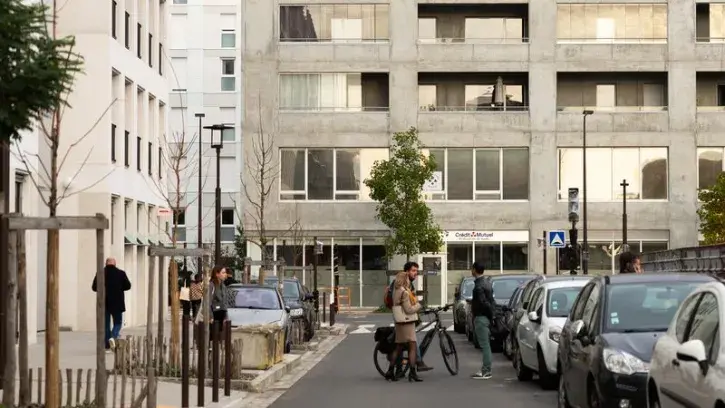Conçu comme un hameau de quartier, l'opération est maillée de venelles et de placettes faisant la part belle aux piétons et aux vélos. © Garance Wester