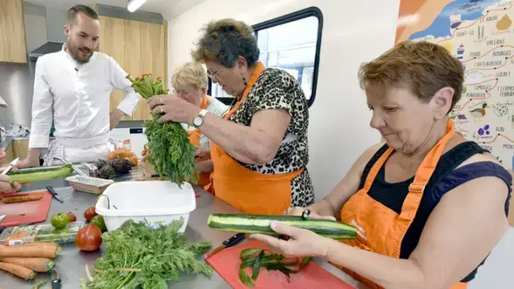 Le chef Maxime et les participantes de l'atelier cuisine organisé avec la Banque Alimentaire (©Rodolphe Delaroque)