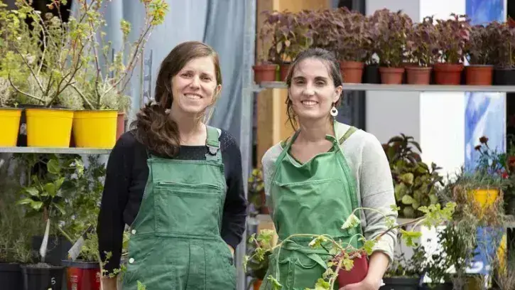 Le chantier d'insertion fondé par Aude Couturier et Solène Mahé sauve les végétaux de la poubelle, les remet en état et les revend à petits prix grâce à une équipe de six salariés en réinsertion. © Christiane Blanchard