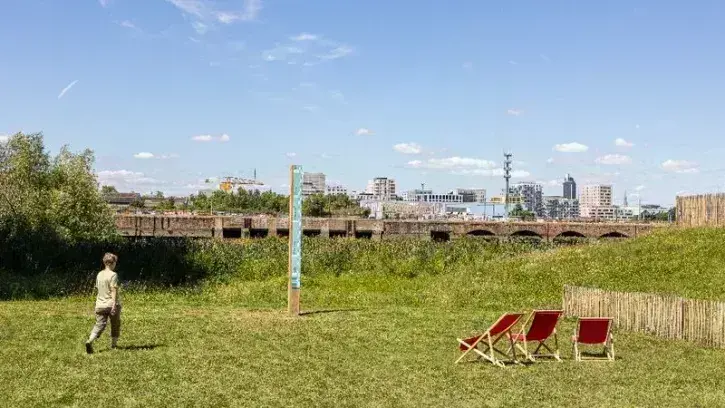 Une plage enherbée en pente douce ouvre la vue sur la Loire et Nantes. © Jérémie Lusseau pour Nantes Métropole Aménagement.