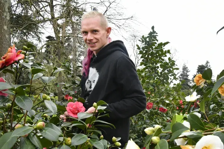 Aurélien Bour, botaniste de la direction Nature et jardins de la Ville de Nantes. © Rodolphe Delaroque pour Nantes Métropole