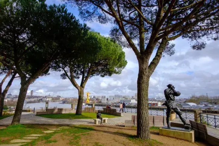 Les statues du capitaine Némo et Jules Verne enfant © Patrick Garçon