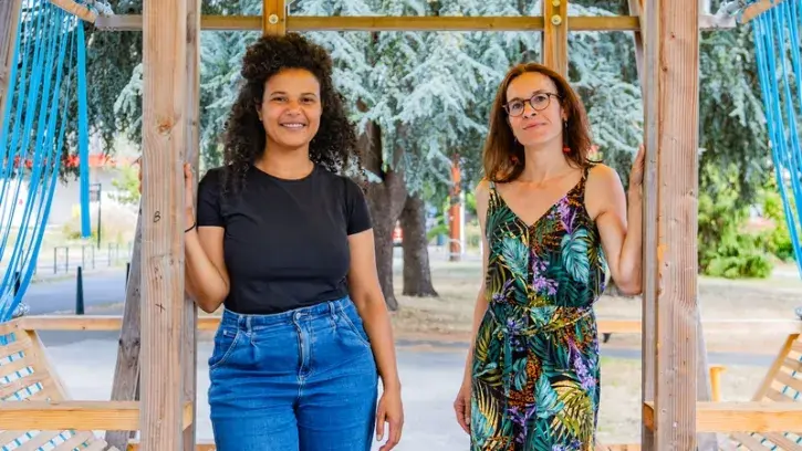 Le collectif Gru, qui réunit de jeunes architectes-constructeurs, travaille avec les habitantes et habitants à la redéfinition du « carré gris ». © Garance Wester