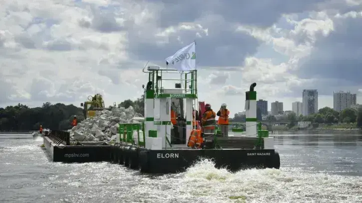 Du 4 au 18 juin, 4 500 tonnes d'enrochements sont transportées par la voie fluviale jusqu'à Nantes, évitant ainsi le ballet de près de 250 camions dans la ville. © Rodolphe Delaroque
