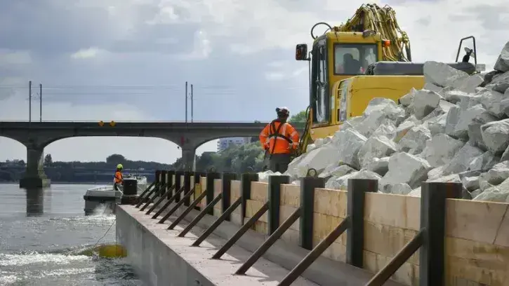 Si le passage sous le pont de Bellevue s'est passé de manière fluide, ça se complique aux abords du pont Résal. Les trois bateaux mettent les gaz pour pousser la barge d'approvisionnement et la forcer à virer dans la bonne direction. © Rodolphe Delaroque