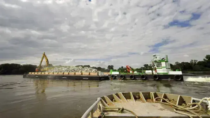 L'Elorn fait office de bateau-pousseur. Deux autres bateaux sont également sur l'eau : le Gilles IV se poste à l'avant du ponton pour tirer le ponton et donner le cap, tandis que le Singapour assistera ce convoi de plus de 100 mètres de long. © Rodolphe D