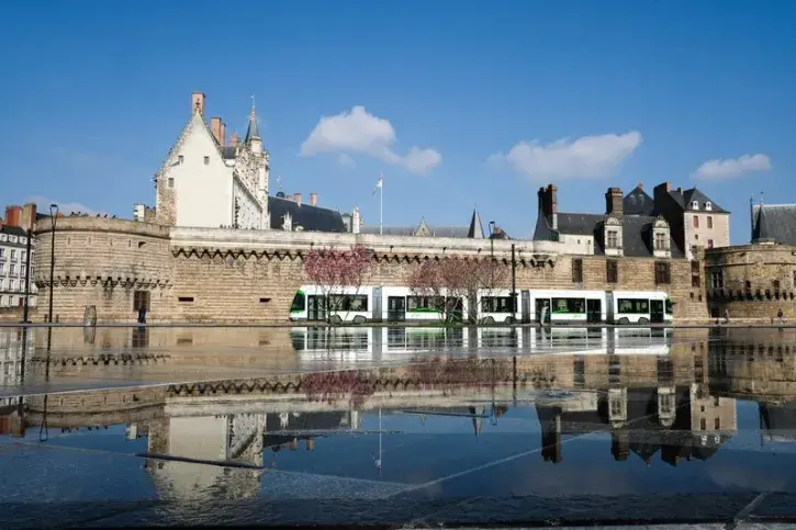 Le château des ducs de Bretagne et son reflet dans le miroir d'eau © Patrick Garçon