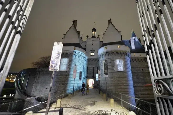 Les portes du chateau de nuit © Rodolphe Delaroque