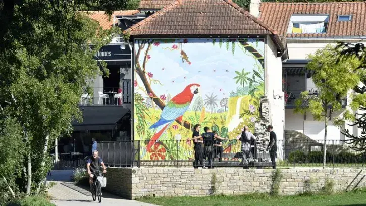 Une fresque luxuriante d'Alain Thomas attire l'oeil sur le pignon de la maison de l'éclusier. © Rodolphe Delaroque