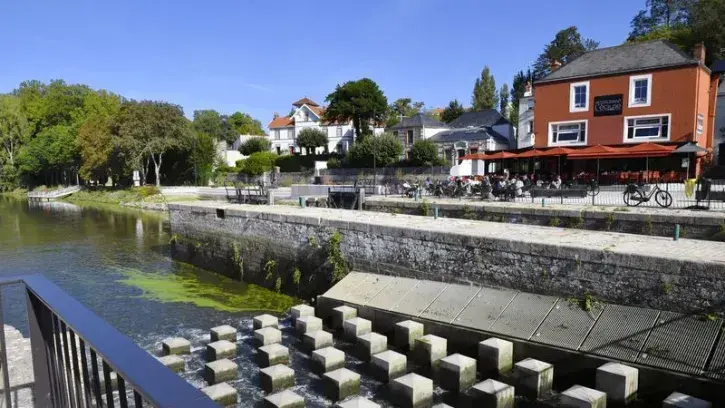 La passe aménagée en parallèle de l'écluse permet aux poissons de se faufiler pour remonter le courant et de contrôler la vitesse d'écoulement de l'eau.  © Rodolphe Delaroque
