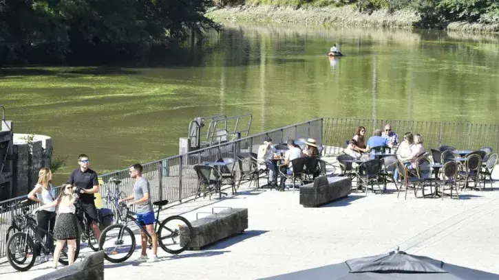 Pavé et débarrassé des stationnements, le quai de la Chaussée des Moines est désormais réservé aux piétons et aux cyclistes. © Rodolphe Delaroque
