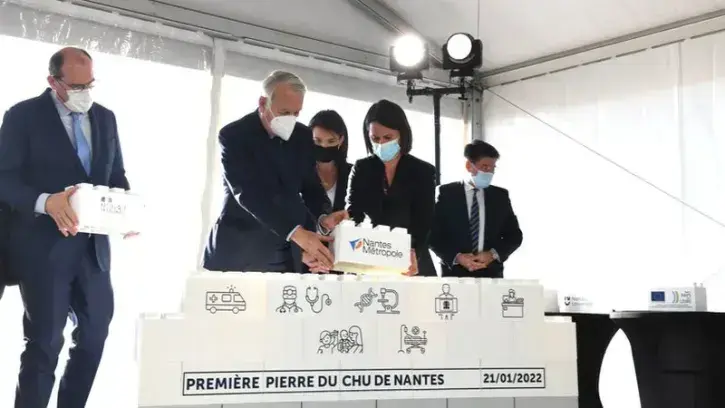 De gauche à droite sur la photo : Jean Castex, Jean-Marc Ayrault, Christelle Morançais, Johanna Rolland et Philippe El Saïr posent symboliquement la première pierre du CHU. © Patrick Garçon.