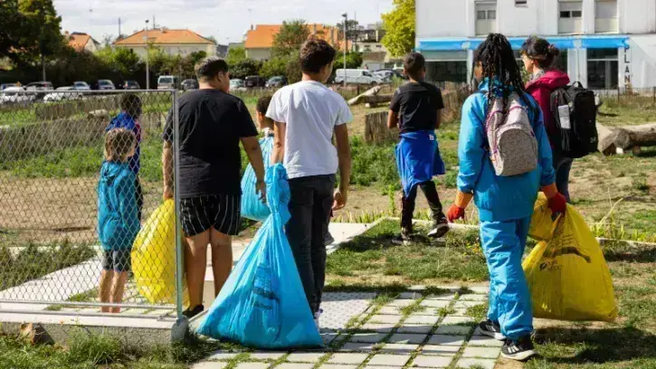 Participer à la propreté de son quartier, comme ici à Bellevue, c'est l'objectif de la cleanwalk organisée à Bottière-Pin Sec le 15 février 2023 © Jean-Félix Fayolle pour Nantes Métropole.