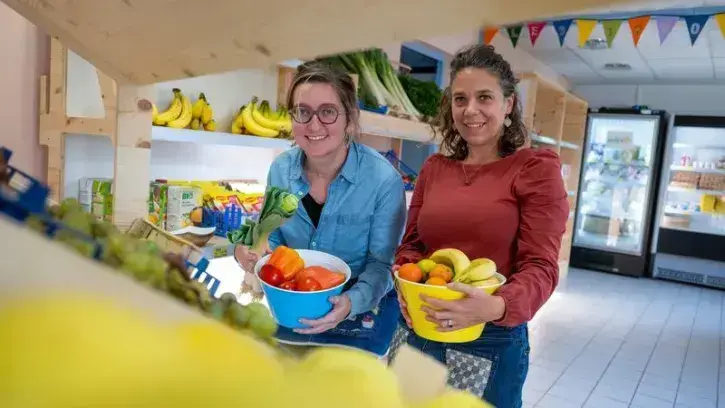 Cécile et Juliette, cogérantes de l'épicerie "Les mille fleurs du Colibri". © Patrick Garçon