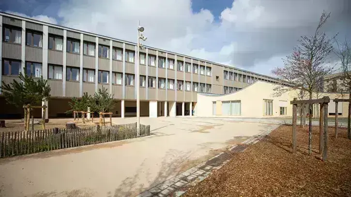 Espace central en terre et sable, parcours d'agilité, jardin des sens… Pensée avec les parents d'élèves, la cour élémentaire a été remodelée.