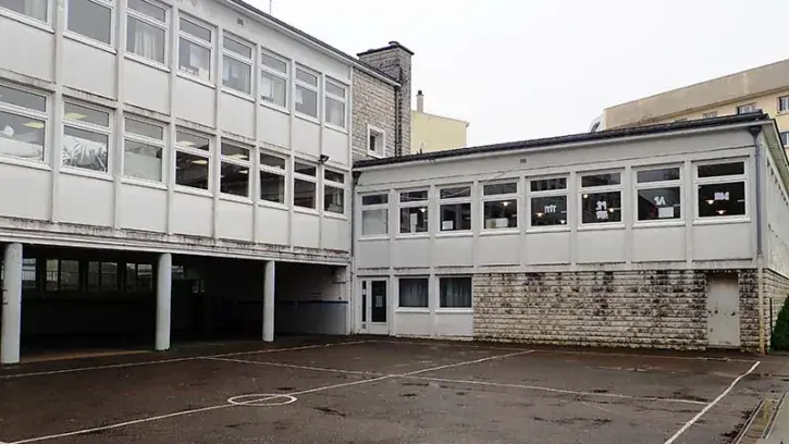 La Ville débitume les cours d'école, 30 % des établissements sont concernés. Ici l'école du Coudray, quartier Saint-Donatien, avant sa restructuration. © Ludovic Failler pour Nantes Métropole.