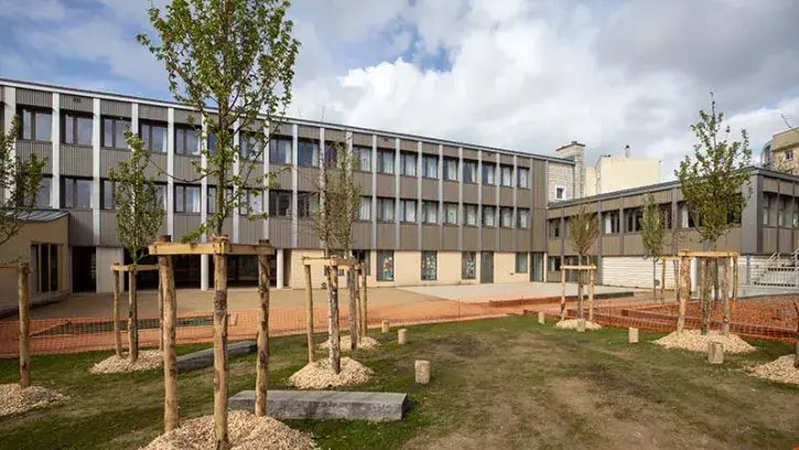 Les deux cours du groupe scolaire, 1000 m² pour la maternelle et 1500 m² pour l'élémentaire, ont été désimperméabilisées et accueillent 39 arbres supplémentaires. Des aménagements ludiques y ont été installés : bac à sable, rochers, rondins, gradins et po