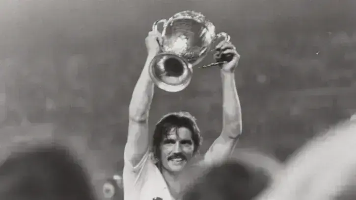 En 1979, le FC Nantes remporte pour la première fois la Coupe de France, brandie par son capitaine Henri Michel, face à l'AJ Auxerre ©Archives musée FCN – Joël Martin.