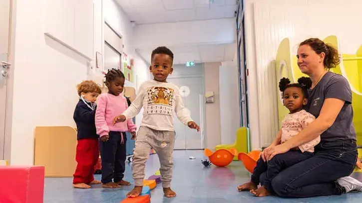 Les professionnels de la crèche Beaulieu privilégient une posture au sol, à portée des enfants. © Garance Wester pour Nantes Métropole