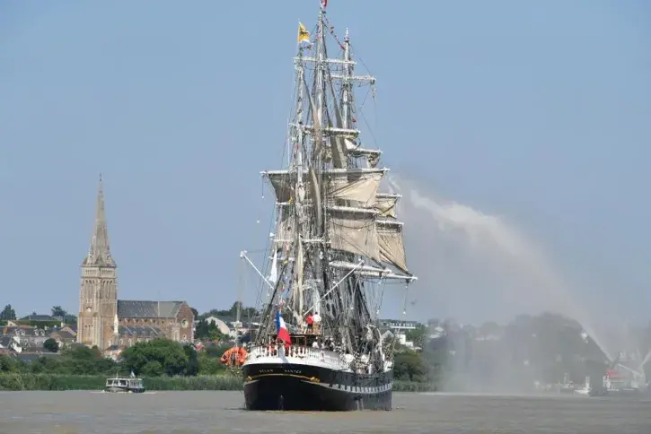 Le Belem a ouvert la parade nautique de Débord de Loire. Photo : Marc Roger