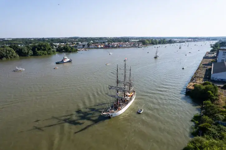 Le Français, suivi de dizaines d'embarcations, remontant la Loire jusqu'à Nantes. Photo : Jean-Félix Fayolle.