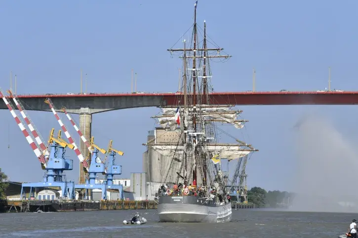 Passage sous le Pont de Cheviré, l'arrivée au port de Nantes n'est plus très loin. Photo : Marc Roger
